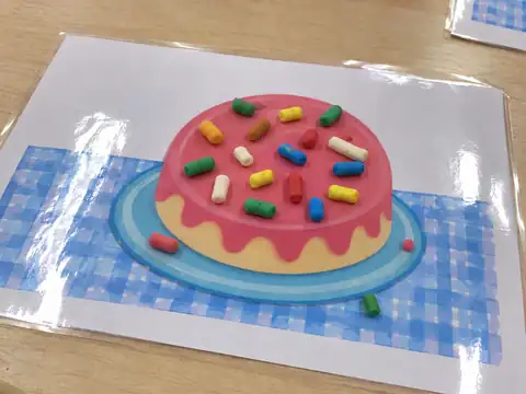Bolo com granulado de massinha na prancha plastificada