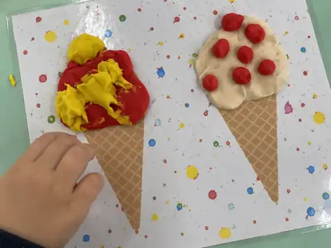 Sorvetes feitos com massinha na prancha
